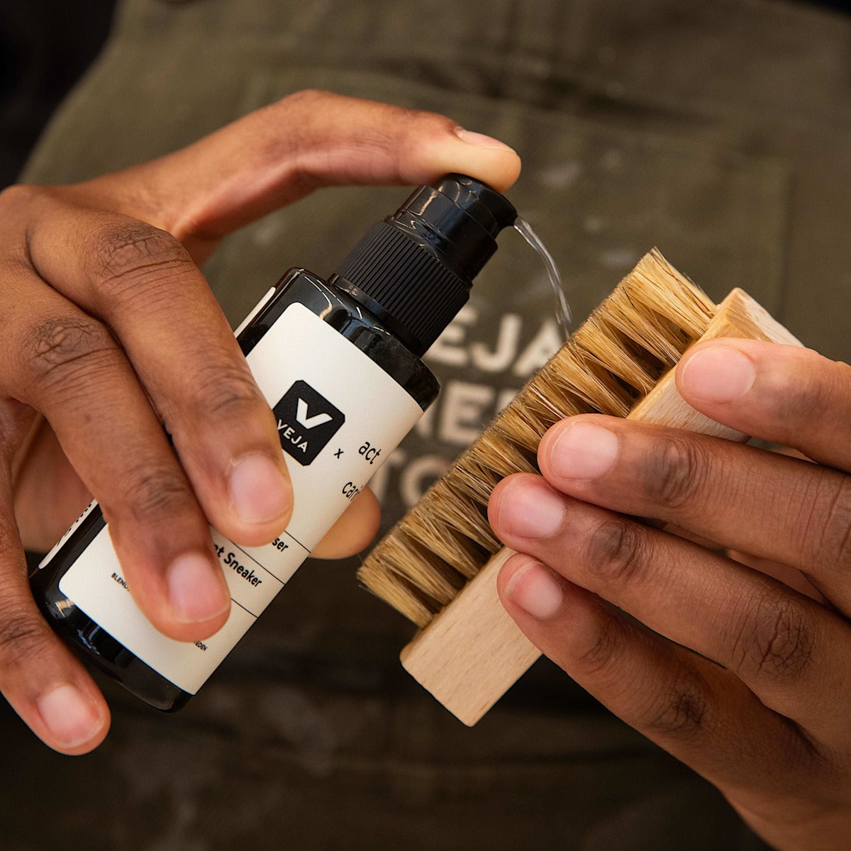 SNEAKER CARE KIT VEJA X ACT OF CARING — 3