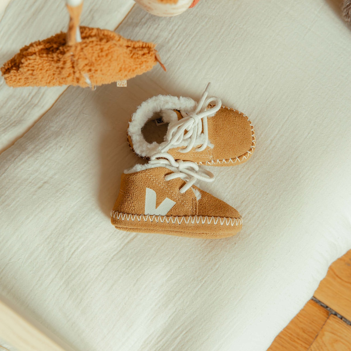 BABY FURED SUEDE CAMEL PIERRE — 6