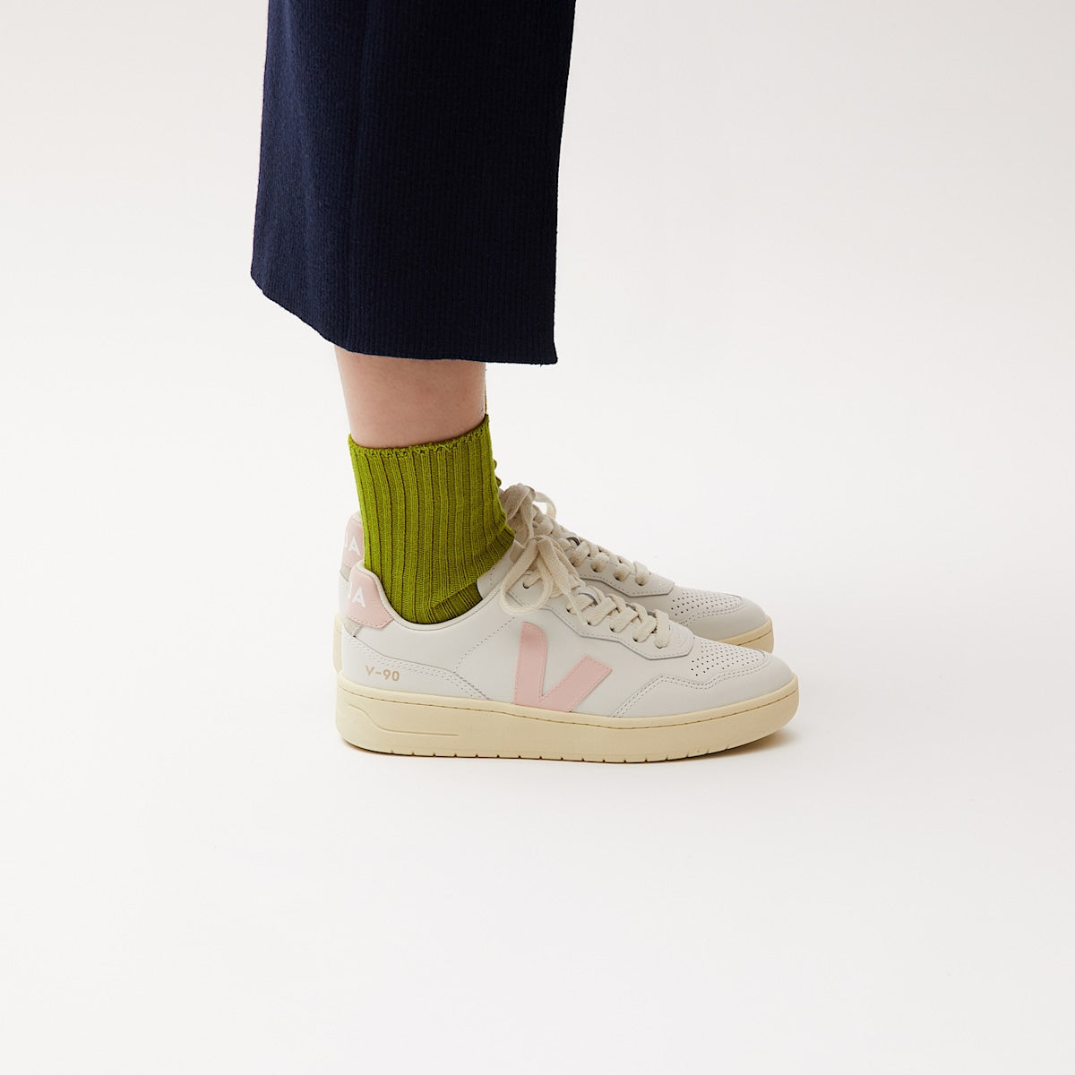 V-90 LEATHER WHITE PETALE — 4